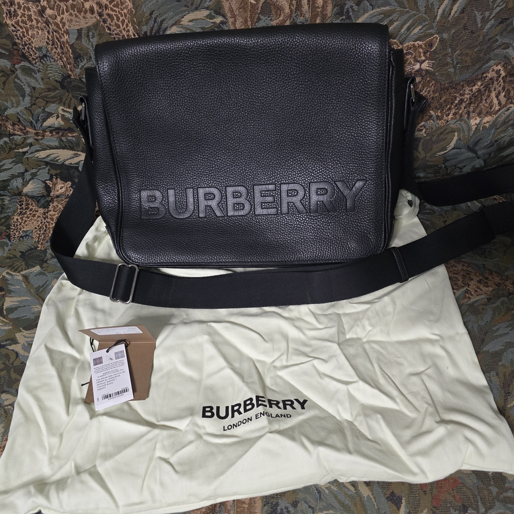 Burberry Black Messenger Bag with Sleek Leather Design - Picture 2 of 9